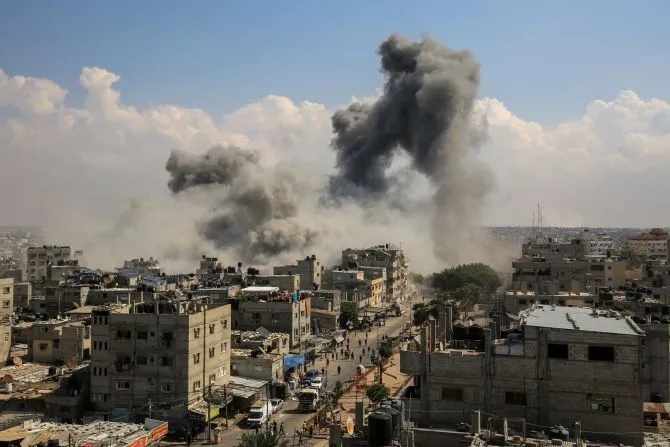 La fumée augmente après des frappes aériennes israéliennes sur la ville de Rafah dans le sud de la bande de Gaza, le 10 octobre 2023. | Crédit photo : Anas-Mohammed/Shutterstock