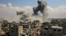 La fumée augmente après des frappes aériennes israéliennes sur la ville de Rafah dans le sud de la bande de Gaza, le 10 octobre 2023. | Crédit photo : Anas-Mohammed/Shutterstock / 