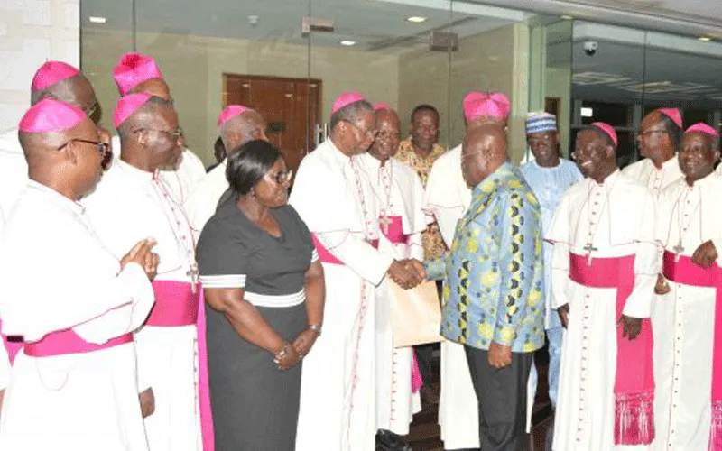 Les membres de la Conférence des évêques catholiques du Ghana (GCBC) avec le président Nana Akufo-Addo. Domaine Public