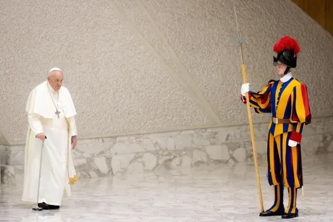Le pape François arrive à la salle Paul VI pour son audience générale hebdomadaire le mercredi des Cendres, 22 février 2023. | Daniel Ibanez/CNA