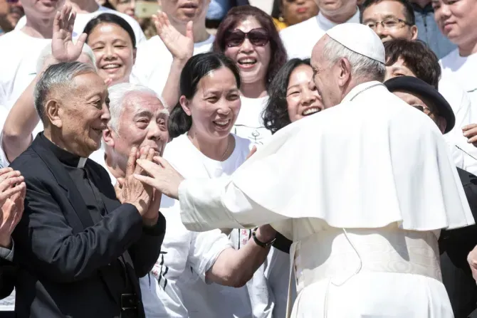 Les pèlerins de Chine saluent le pape François lors de son audience générale hebdomadaire sur la place Saint-Pierre, le 22 mai 2019, au Vatican. | Photo Alessandra Benedetti - Corbis/Corbis News