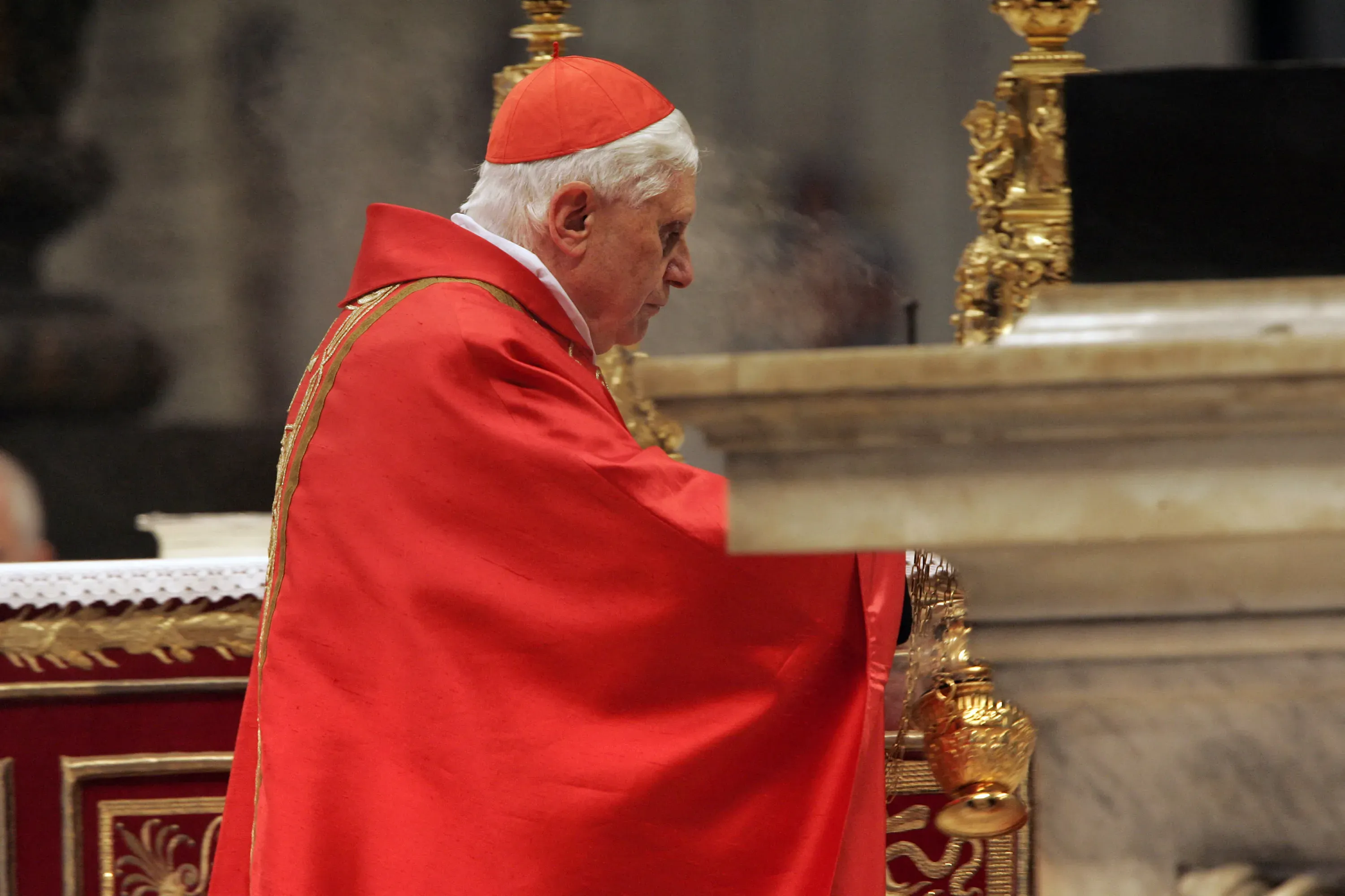 Le cardinal Joseph Ratzinger célèbre la messe spéciale "pro eligendo summo pontifice" (pour élire le souverain pontife) à la basilique Saint-Pierre dans la Cité du Vatican, le 18 avril 2005.