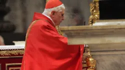 Le cardinal Joseph Ratzinger célèbre la messe spéciale "pro eligendo summo pontifice" (pour élire le souverain pontife) à la basilique Saint-Pierre dans la Cité du Vatican, le 18 avril 2005. / 