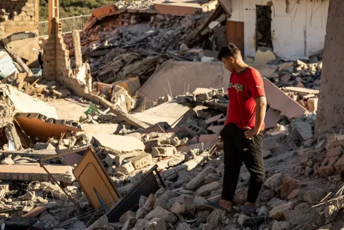 Un homme regarde les décombres de maisons dans le village de Talat N'Yaaqoub au sud de Marrakech au Maroc le 11 septembre 2023. Le tremblement de terre qui a frappé le pays le 8 septembre a tué au moins 2 122 personnes, en a blessé plus de 2 400 autres et a rasé des villages entiers. | Crédit photo : FADEL SENNA/AFP via Getty Images