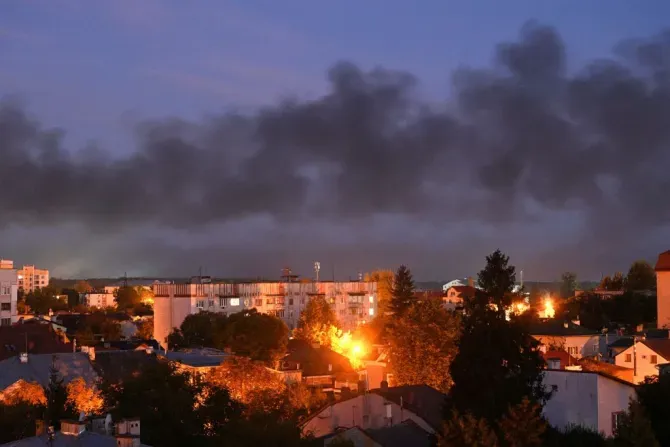 De la fumée noire s'élève au-dessus de la ville après des frappes de drones dans la ville de Lviv, dans l'ouest de l'Ukraine, le 19 septembre 2023, dans le cadre de l'invasion militaire de l'Ukraine par la Russie. Des drones ont attaqué la ville de Lviv, dans l'ouest de l'Ukraine, tôt le 19 septembre, et des explosions ont retenti, provoquant l'incendie d'un entrepôt et blessant au moins une personne. | Crédit photo : YURIY DYACHYSHYN/AFP via Getty Images