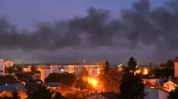 De la fumée noire s'élève au-dessus de la ville après des frappes de drones dans la ville de Lviv, dans l'ouest de l'Ukraine, le 19 septembre 2023, dans le cadre de l'invasion militaire de l'Ukraine par la Russie. Des drones ont attaqué la ville de Lviv, dans l'ouest de l'Ukraine, tôt le 19 septembre, et des explosions ont retenti, provoquant l'incendie d'un entrepôt et blessant au moins une personne. | Crédit photo : YURIY DYACHYSHYN/AFP via Getty Images / 