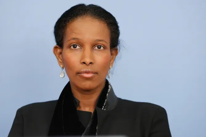 Ayaan Hirsi Ali est une militante, écrivaine et femme politique américaine née en Somalie. Elle est connue pour ses opinions critiques à l'égard de l'islam et pour son soutien aux droits des femmes. | Crédit photo : Christian Marquardt/Getty Images