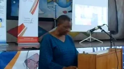 Le professeur Mary Getui s'adressant aux participants à la conférence sur la religion et le genre / Tangaza University College