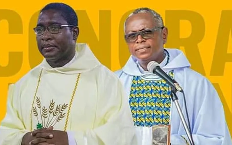 Mgr. John Kobina Louis (à gauche) et Mgr. Anthony Narh Asare (à droite).