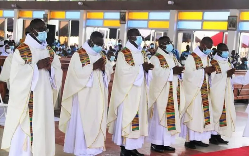 Les six prêtres nouvellement ordonnés dans le diocèse de Ho au Ghana. Crédit : Depsocom, Diocèse de Ho.