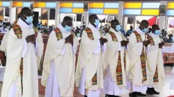 Les six prêtres nouvellement ordonnés dans le diocèse de Ho au Ghana. Crédit : Depsocom, Diocèse de Ho. / 