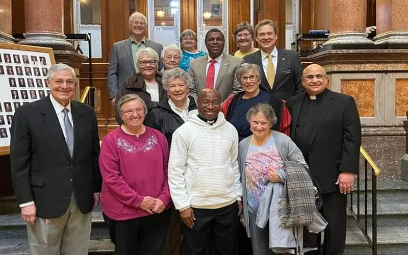 Le Père Raphael Assamah avec quelques législateurs de l'Iowa. Crédit : Archidiocèse d'Accra