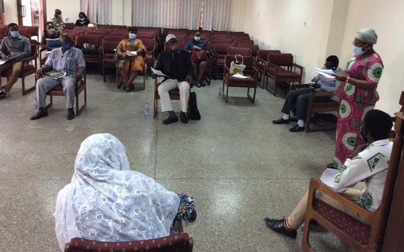 Représentants de groupes confessionnels lors d'une réunion des parties prenantes sur la réponse au COVID-19 dans la région du Grand Accra, à la paroisse Christ the Kind, Accra, le 2 juillet 2020. Global Newswatch Media and Communications
