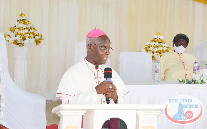 Mgr John Yaw Afoakwah, président de la Commission catéchétique du Ghana et Ordinaire du diocèse d'Obuasi, s'adressant aux participants à la réunion de la Commission catéchétique nationale au centre catéchétique de St. Kizito à Apowa, Takoradi, le 27 octobre 2020. Secondi-Takoradi DEPSOCOM
