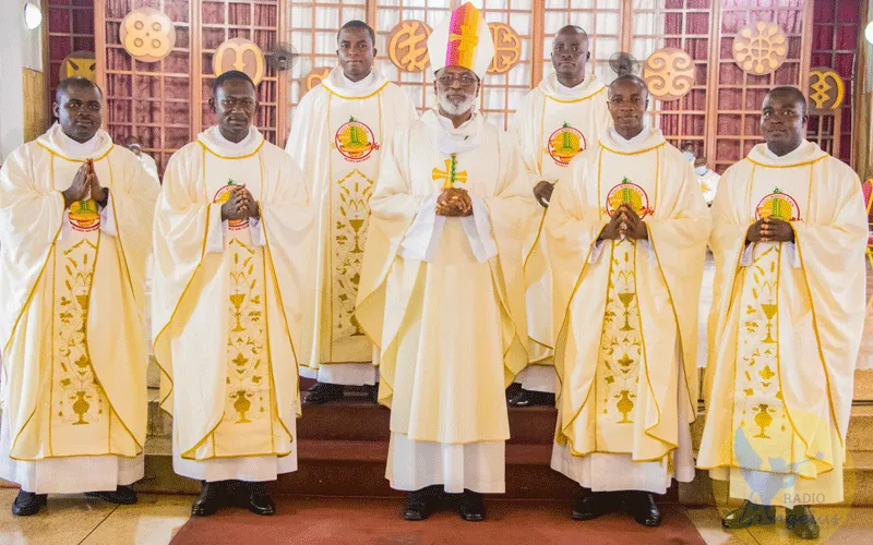 Mgr Charles Gabriel Palmer-Buckle, archevêque de Cape Coast avec six nouveaux prêtres, a été ordonné pour l'archidiocèse d'Accra à la cathédrale Saint Esprit le samedi 19 septembre 2020. Radio Angelus