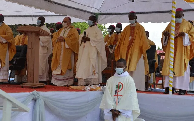 Quelques évêques du Ghana avec le Nonce Apostolique au Ghana, Mgr Henryk Mieczysław Jagodziński qui a présidé la Sainte Messe du 25ème anniversaire du Diocèse de Keta-Akatsi dans la région de la Volta au Ghana. Frère Stephen Domelevo, SVD