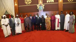 Le président Nana Addo Dankwa Akufo-Addo avec les membres du nouveau conseil d'administration du Conseil national pour la paix du Ghana après l'inauguration à Accra le 10 novembre 2020. / Daniel Orlando