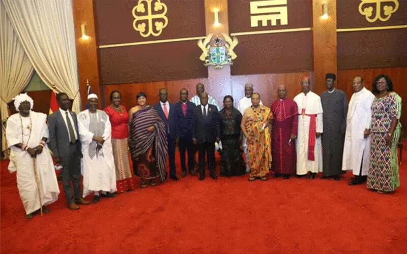 Le président Nana Addo Dankwa Akufo-Addo avec les membres du nouveau conseil d'administration du Conseil national pour la paix du Ghana après l'inauguration à Accra le 10 novembre 2020. / Daniel Orlando