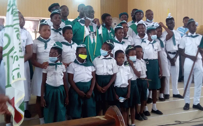 Le père Bonaventure Quaidoo, curé sortant de l'église catholique St. Stéphane de Darkuman à Accra, avec des enfants de l'Organisation de la jeunesse catholique (CYO) lors de la messe d'adieu du dimanche 20 septembre 2020. ACI Afrique.