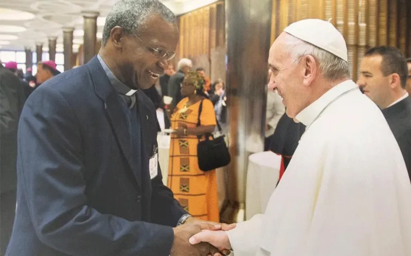 Mgr Richard Kuuia Baawobr avec le Pape François au Vatican. Il a été nommé, avec quatre autres personnes, membre du Conseil pontifical pour la promotion de l'unité des chrétiens. Domaine public