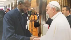 Mgr Richard Kuuia Baawobr avec le Pape François au Vatican. Il a été nommé, avec quatre autres personnes, membre du Conseil pontifical pour la promotion de l'unité des chrétiens. / Domaine public