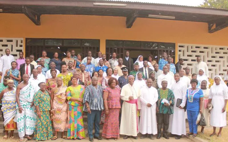 Mgr Joseph Afrifah-Agyekum, évêque du diocèse de Koforidua, aux côtés des membres de l'Association des chefs catholiques des institutions supérieures (ACHHI) au Ghana. Domaine Publique