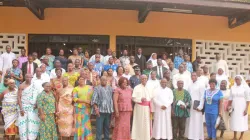Mgr Joseph Afrifah-Agyekum, évêque du diocèse de Koforidua, aux côtés des membres de l'Association des chefs catholiques des institutions supérieures (ACHHI) au Ghana. / Domaine Publique