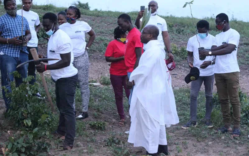 Quelques membres du Réseau de la Jeunesse Ignitienne (IYNIGO), une aile de l'Institut Jésuite Arrupe au Ghana, avec le Directeur Fondateur de l'Institut Jésuite Arrupe, le Père Kpanie Addy, SJ, préparant l'exercice de plantation d'arbres. Denis Eyram Quashie