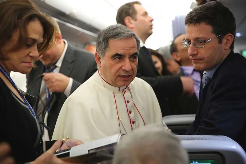Le cardinal Giovanni Angelo Becciu, au centre, en 2015. Alan Holdren/CNA.