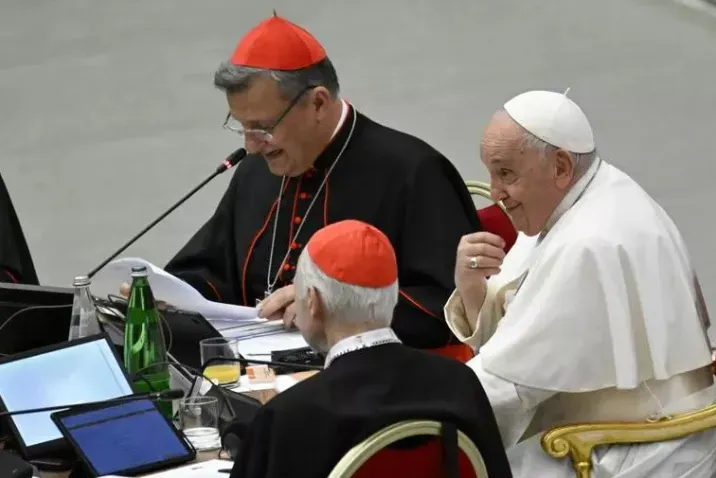 Le cardinal Mario Grech et le pape François lors de la conclusion du Synode sur la synodalité, le 28 octobre 2023.