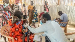 Les missionnaires salésiens au Sud-Soudan offrent une éducation et des soins médicaux à des milliers de personnes déplacées à l'intérieur du pays (PDI) au camp Don Bosco Gumbo à Juba. Crédit : Missions salésiennes / 