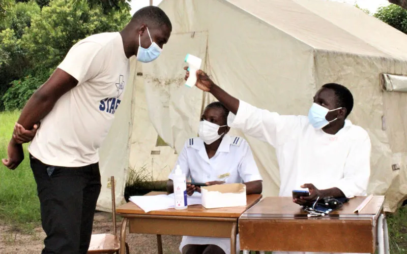 Les infirmières vérifient la température d'un homme qui entre à l'hôpital de la mission de Muvonde Nouvelles de l'Eglise catholique au Zimbabwe
