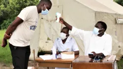 Les infirmières vérifient la température d'un homme qui entre à l'hôpital de la mission de Muvonde / Nouvelles de l'Eglise catholique au Zimbabwe
