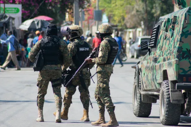 Des policiers haïtiens se déploient à Port-au-Prince, Haïti, le 9 mars 2024. | Crédit : CLARENS SIFFROY/AFP via Getty Images