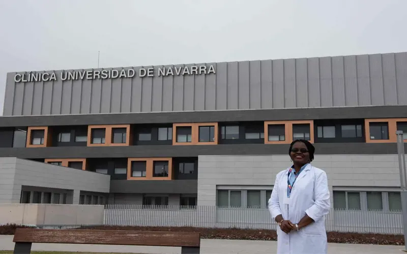 Dr. Céline Tendobi à l'Université de Navarre à Madrid. Le Dr. Tendobi est une bénéficiaire du projet de bourse Guadalupe de Harambee Africa International. Crédit : Harambee Africa International
