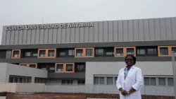 Dr. Céline Tendobi à l'Université de Navarre à Madrid. Le Dr. Tendobi est une bénéficiaire du projet de bourse Guadalupe de Harambee Africa International. Crédit : Harambee Africa International / 