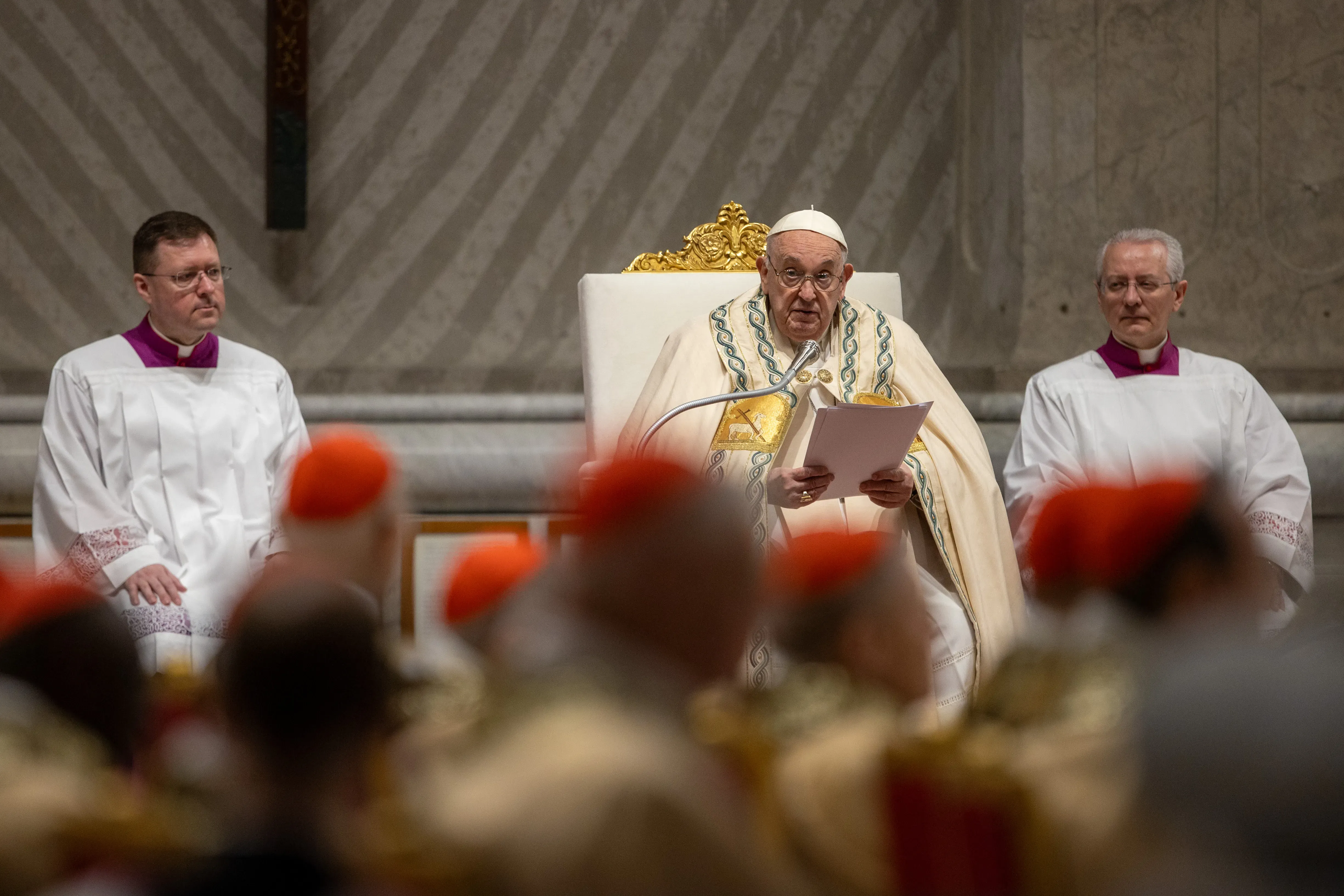 Le pape François s'exprime lors de la veillée pascale au Vatican, le 30 mars 2024.