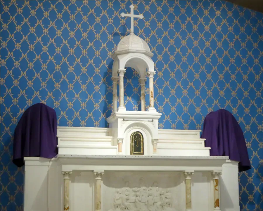 Un autel dépouillé le jeudi saint 2015 à la paroisse Mater Dei à Irving, Texas.