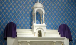 Un autel dépouillé le jeudi saint 2015 à la paroisse Mater Dei à Irving, Texas. / 