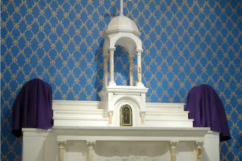 Un autel dépouillé le jeudi saint 2015 à la paroisse Mater Dei à Irving, Texas. / 