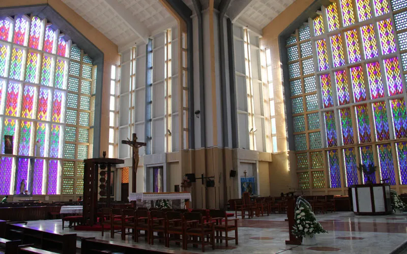 L'intérieur de la cathédrale Sainte Famille dans l'archidiocèse de Nairobi au Kenya. Domaine public