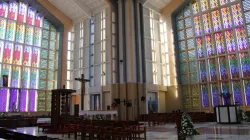 L'intérieur de la cathédrale Sainte Famille dans l'archidiocèse de Nairobi au Kenya. / Domaine public