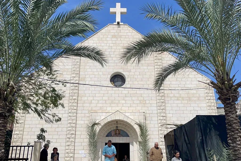 Des personnes se rassemblent à l'église catholique romaine de la Sainte Famille le dimanche des Rameaux dans le quartier d'al-Zaitoun de la ville de Gaza, le 24 mars 2024, dans le cadre du conflit actuel entre Israël et le mouvement palestinien Hamas.