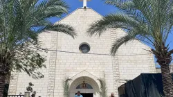 Des personnes se rassemblent à l'église catholique romaine de la Sainte Famille le dimanche des Rameaux dans le quartier d'al-Zaitoun de la ville de Gaza, le 24 mars 2024, dans le cadre du conflit actuel entre Israël et le mouvement palestinien Hamas. / 