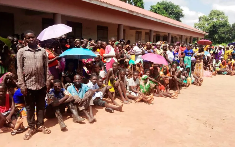 Quelques personnes déplacées à l'intérieur du pays (PDI) se rassemblant à la paroisse St. Mary Queen of Peace du Sud-Soudan dans le diocèse de Tombura-Yambio. Crédit : ACI Afrique