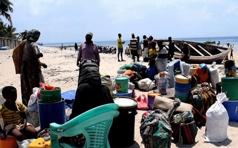 Certaines personnes déplacées sur la plage de Paquitequete, dans le diocèse de Pemba. Domaine public