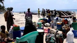 Certaines personnes déplacées sur la plage de Paquitequete, dans le diocèse de Pemba. / Domaine public