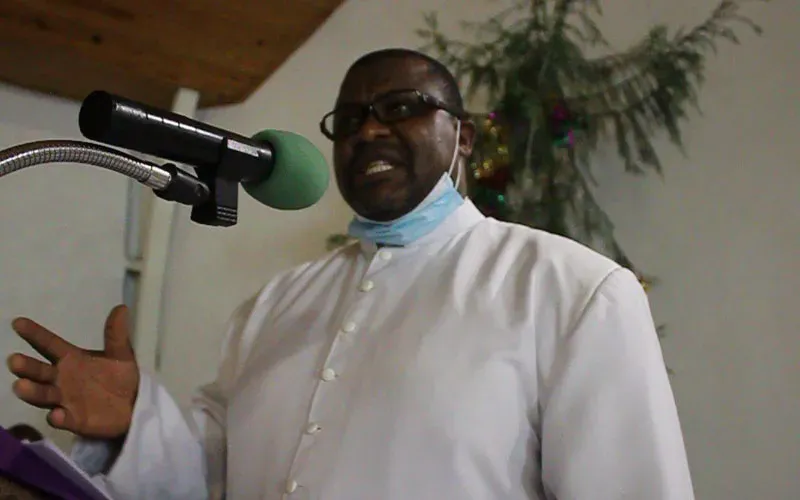 Le père Phillip Kembo, directeur du Bureau de liaison parlementaire catholique (CPLO) de la Conférence des évêques catholiques du Zimbabwe (ZCBC). Crédit : IMBISA