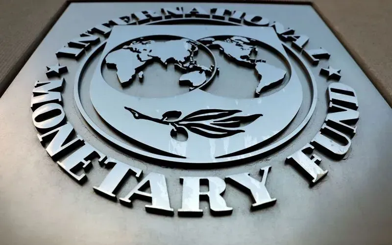Le logo du FMI est visible à l'extérieur du bâtiment du siège à Washington. Crédit : FMI