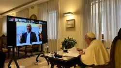 Le pape François lors du dialogue virtuel avec les étudiants catholiques africains, le mardi 1er novembre 2022. Crédit : PACTPAN / 
